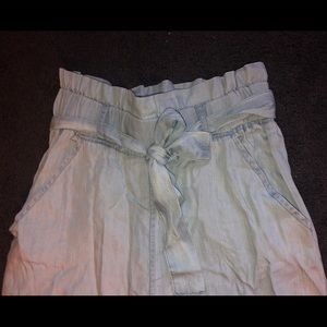 Light denim colored, flowwy pants with tie accent